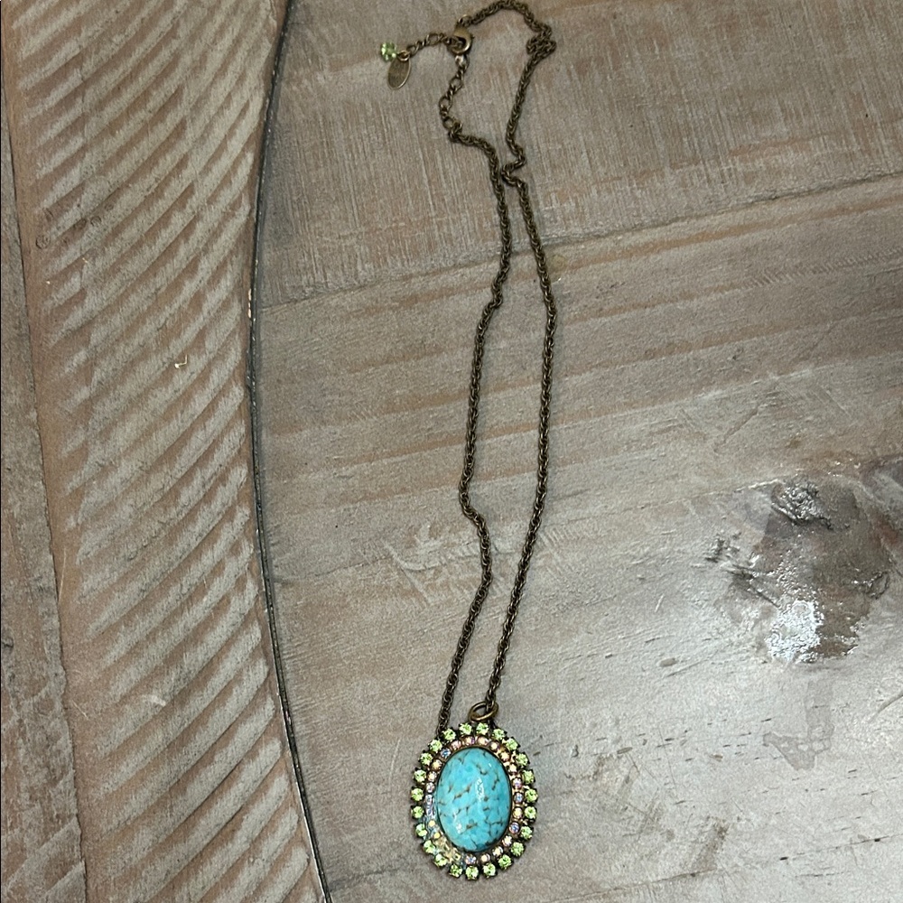 Elegant Turquoise Pendant Necklace with Gold Detailing - Picture 3 of 11